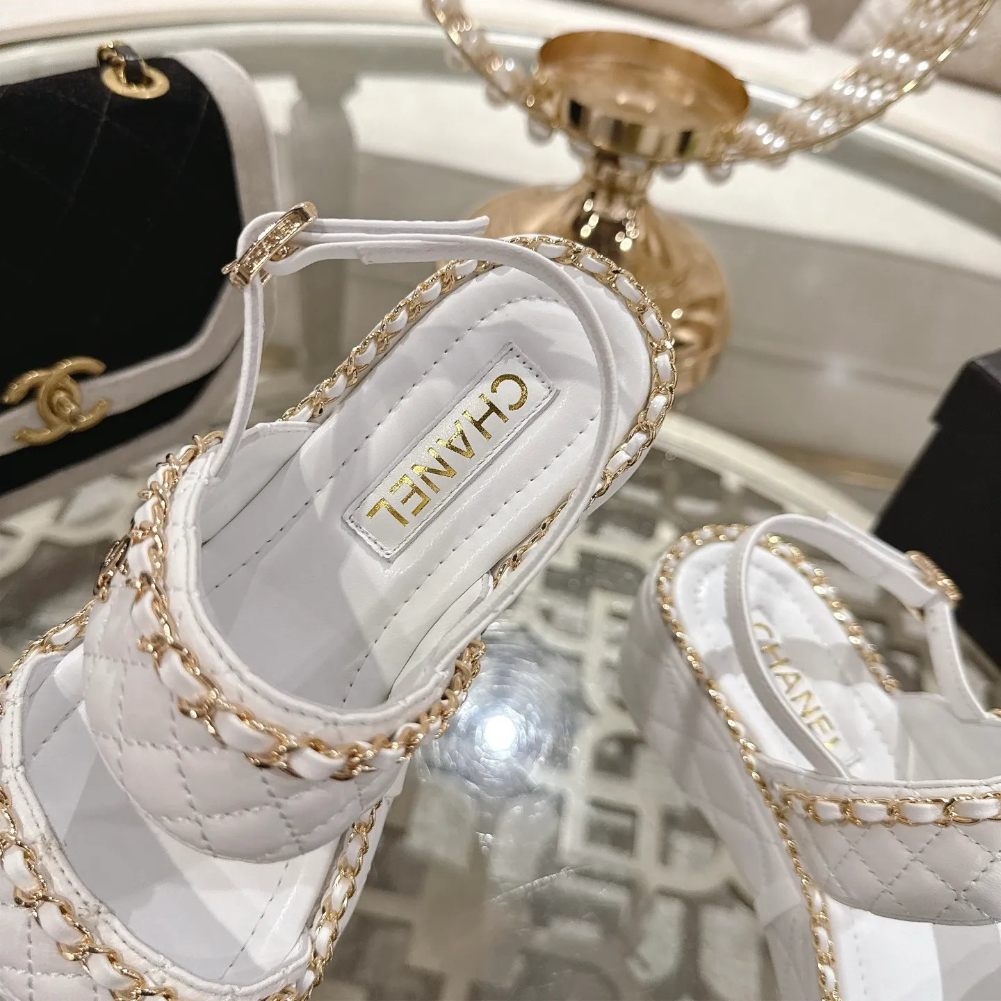👟👟Ex-factory price 600👟👟 𝐂𝐇𝐀𝐍𝐄𝐋 | Xiaoxiang 25𝐬𝐬 🦋2025 Spring and Summer New Products Counter Classic Xiaoxiang Double C Diamond Chain Slippers Series New〰 🍬 The absolute best in the BS fashion circle. Matching will perform meticulously Minimalist, classic elements that will never fade away 💋 Show unique dressing style, too beautiful to say anything. A must-have for summer... Upper: Original high-customized lambskin Lining: Imported mixed sheepskin lining Outsole: Original molded non-slip outsole Shoe size: 35-39 (34.40.41.42 customization is not returnable)
